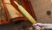 Наотрез отказался писать заявление: Мужчине сломали руку скалкой за пьянку
