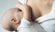 Пьяная женщина кормила 2-месячную дочь грудью: Девочка погибла от отравления