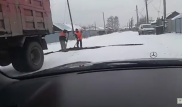 Асфальт поверх снега: пользователей соцсетей возмутил ремонт дороги в Семее