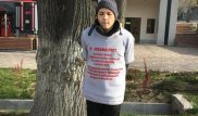 Министр Абаев встретится с журналистом, приковавшим себя наручниками в Алматы