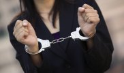 "Снимала деньги клиентов". Беглого кассира банка вернули из Украины в Казахстан