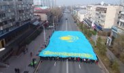 Огромный флаг пронесли алматинские студенты по проспекту Назарбаева