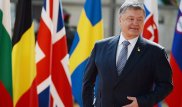 СМИ раскрыли "секрет" непонятного предмета под плащом Порошенко