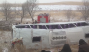 В Сети появилось видео опрокинувшегося близ Алматы автобуса