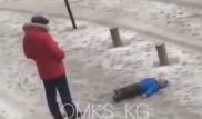 Ребенка на резонансном видео пинал чиновник, его уволят - Госорганы КР