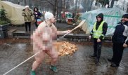 "Петя и Михо гребите на!" - голая активистка Femen провела акцию в лагере Саакашвили