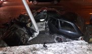 Водитель и пассажирка BMW чудом выжили, столкнувшись с билбордом BMW в Алматы