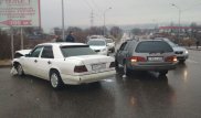Mercedes и Toyоta Camry вылетели на "встречку" после столкновения в Алматы