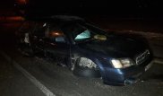 Subaru снес дорожный знак и врезался в столб в Алматы