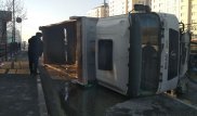 За рулем стало плохо: водитель грузовика врезался в дорожный разделитель в Алматы
