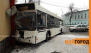 Автобус врезался в многоэтажку в Уральске, уходя от столкновения