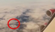 Пассажир снял на видео, как НЛО летит рядом с самолетом