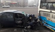 Авто на полном ходу врезалось в автобус в Алматы: Два человека в тяжелом состоянии