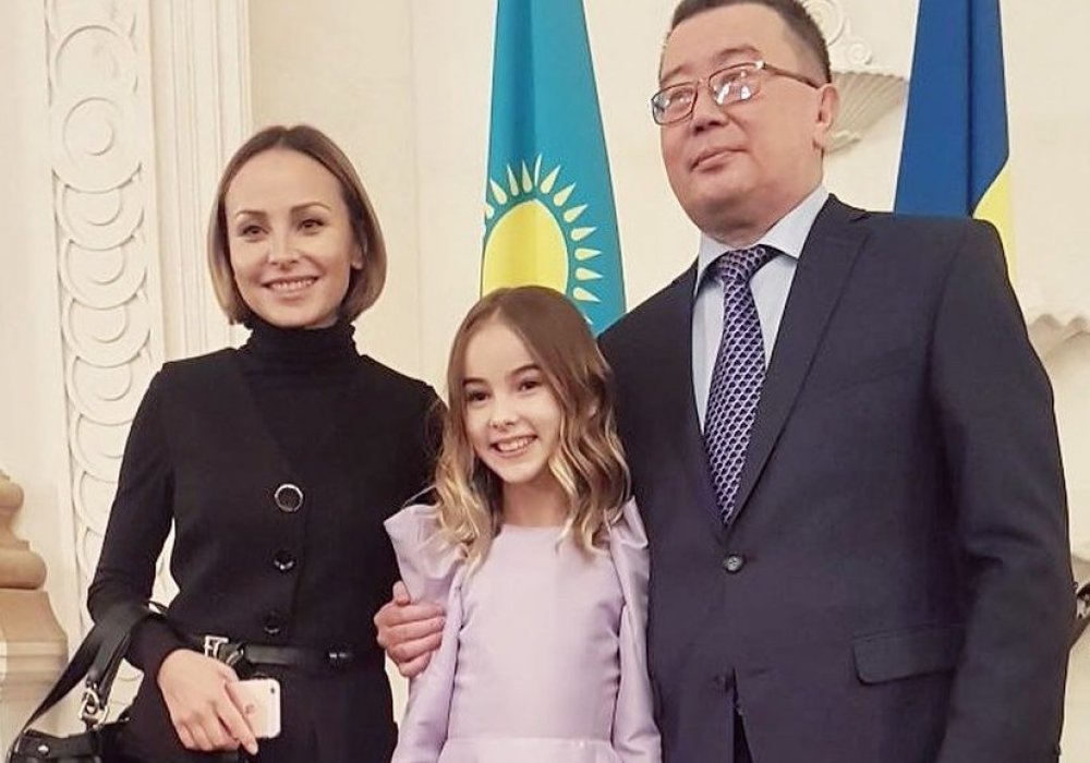 Данэлия Тулешова с мамой на приеме в Посольстве Казахстана в Украине. Фото из Instagram.