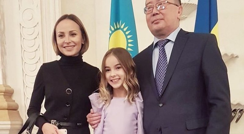 Данэлия Тулешова с мамой на приеме в Посольстве Казахстана в Украине. Фото из Instagram.