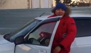 Вайнер показал, как здороваются водители на  разных машинах в Казахстане