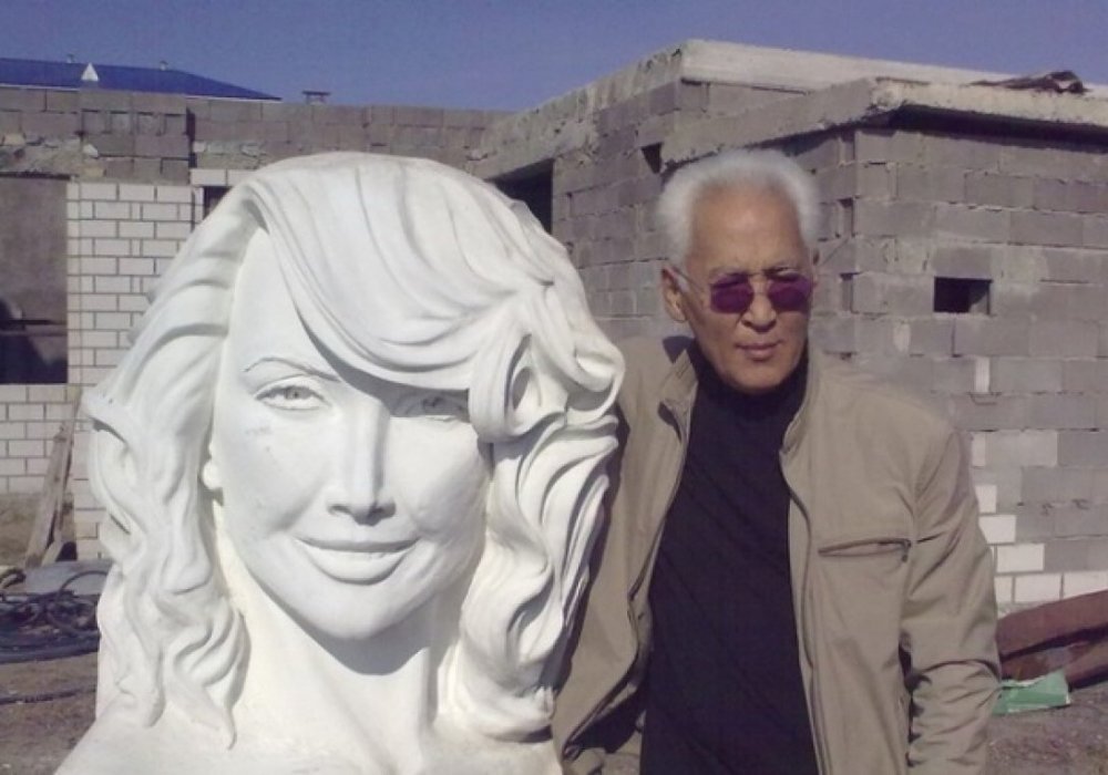 Гамал Сагиденов и скульптура Жанны Фриске. Фото starslife.ru