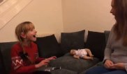 В Сети появилось видео глухой девочки, узнавшей о беременности мамы