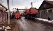 Асфальт провалился под грузовиком в Алматы