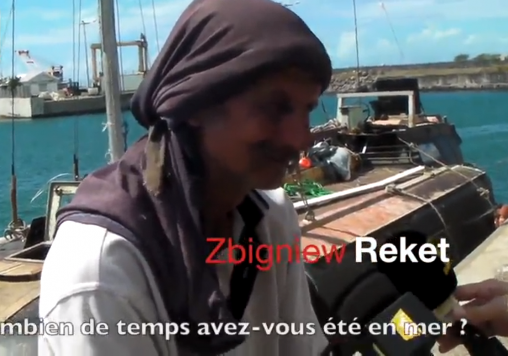 Спасенный моряк. Кадр из видео с сайта clicanoo.re