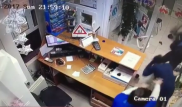 "Сорвала с грабителя маску": Дочь кассирши рассказала о нападении на АЗС