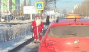 72-летняя бабушка в костюме Деда Мороза привлекла внимание полицейских Павлодара