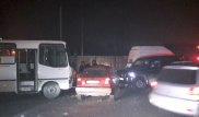 В Алматы Golf после неудачного маневра оказался в тисках автобуса и внедорожника