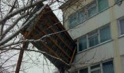 Слетевшая кровля разбила окно школы в Астане