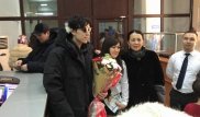 Пришел оформить загранпаспорт. Димаша Кудайбергена встретили в ЦОНе Актобе с цветами