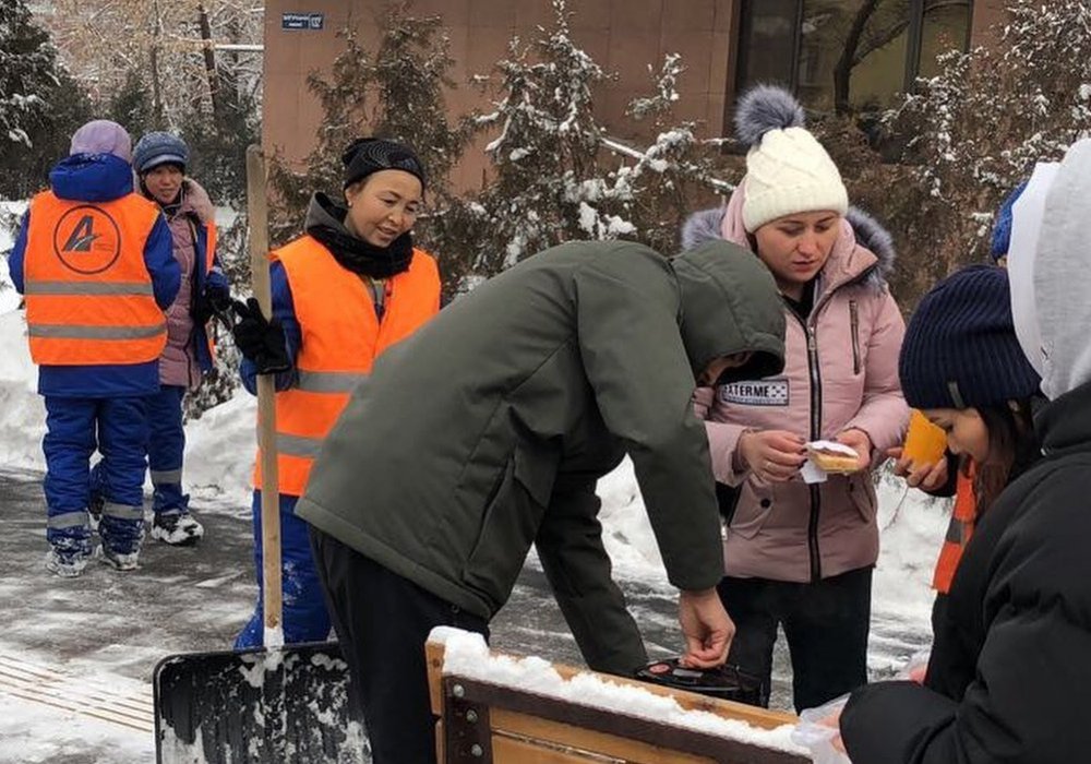 Волонтеры накормили уборщиков снега в Алматы