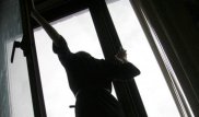 Спасаясь, выпрыгнула из окна: Астанчанка подверглась групповому изнасилованию