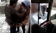 Мужчина заехал на выделенную полосу и ударил шофера автобуса в Алматы