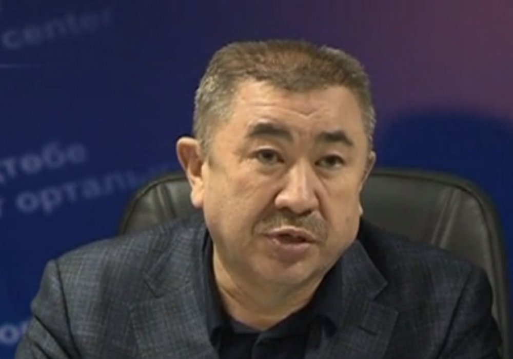 Заместитель министра внутренних дел Казахстана Ерлан Тургумбаев на брифинге в Актобе. © aktobetv.kz