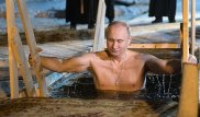 Появилось видео купания Путина в ледяной проруби