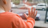 Ребенок в Астане вылез на карниз окна на третьем этаже