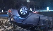 В Алматы Hyundai перевернулся и протаранил несколько секций ограждения на Аль-Фараби