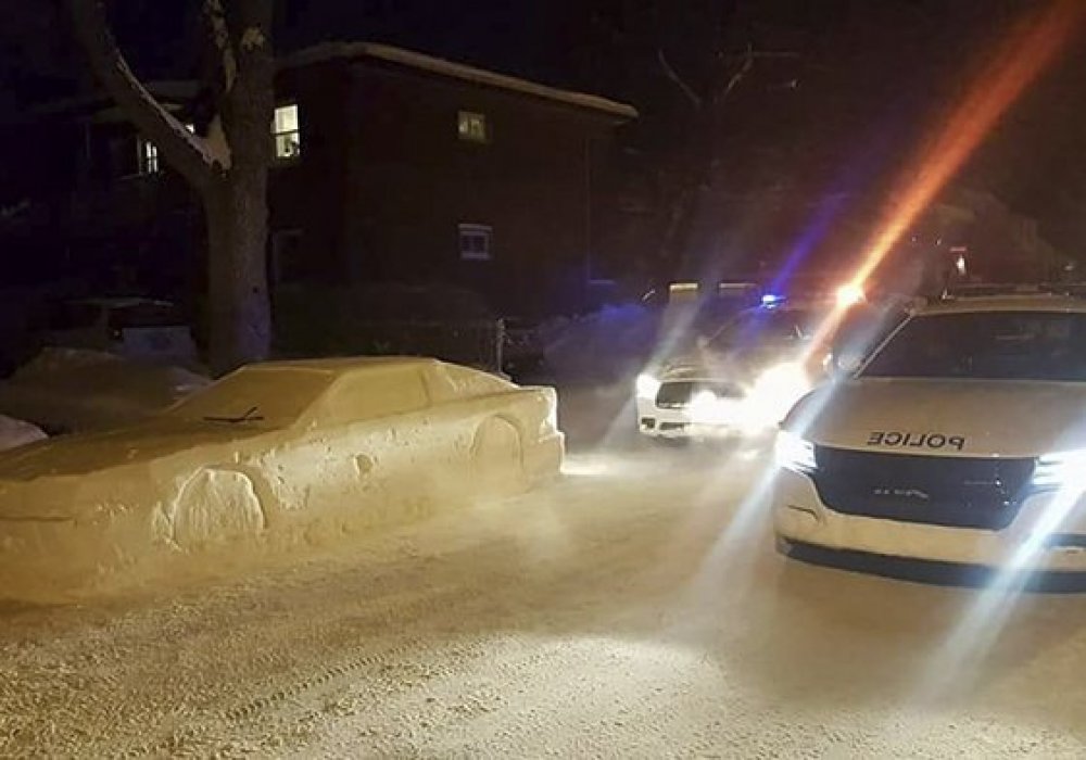 Полицейский едва не оштрафовал автомобиль-снеговик за парковку в неположенном месте