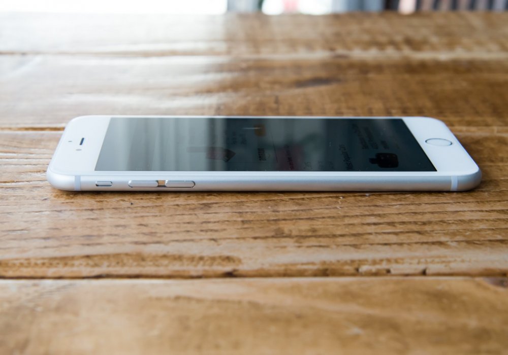 Apple начала бесплатно менять старые iPhone на улучшенную модель - СМИ