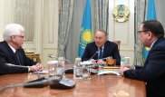 Назарбаев наградил орденом посла России