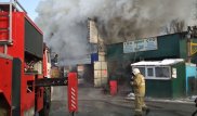 Возле рынка "Жибек жолы" в Алматы произошел пожар