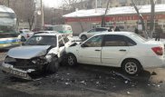 3 человека пострадали в ДТП на "встречке" в центре Алматы