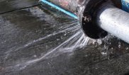 На проспекте Абая в Алматы потекла труба с холодной водой