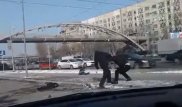 Двое нетрезвых мужчин устроили драку у ТРЦ в Алматы