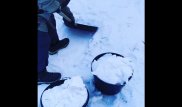 Семья алматинцев с 9 детьми растапливает снег, чтобы получить воду