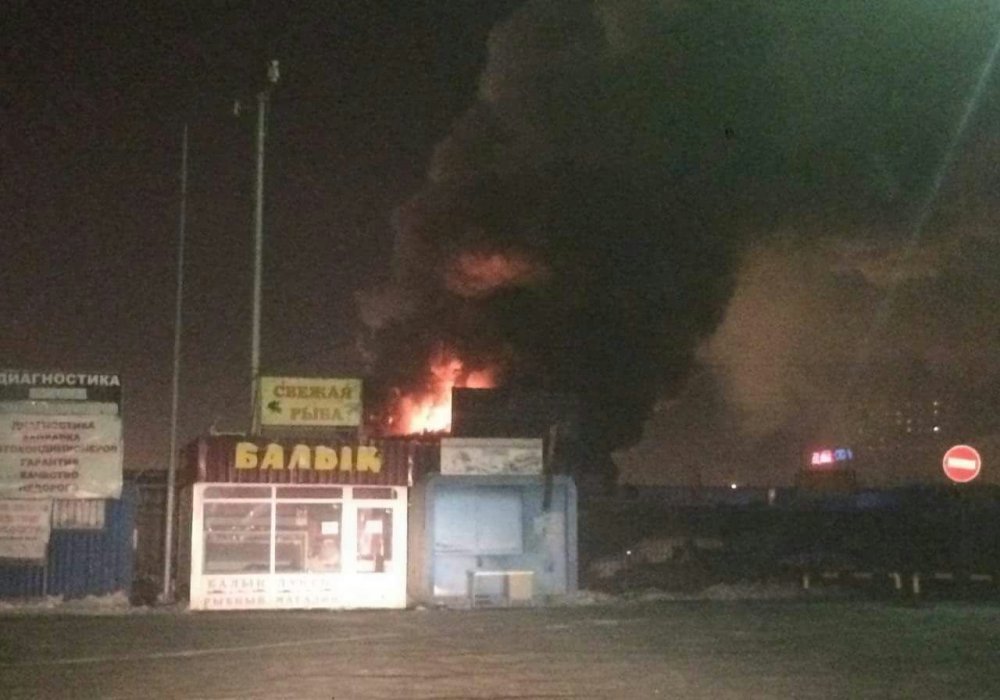 Пожар на рынке "Салем" в Астане. © facebook