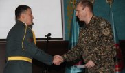 Удерживал преступника удушающим. Майора, задержавшего грабителя в Астане, наградили медалью
