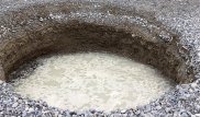 На пляже Ниццы образовалась таинственная воронка