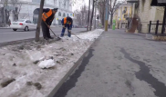 "Отбеливающие" снег коммунальщики удивили жителей Алматы