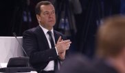 СМИ узнали, что за "адский" документ рассматривал Медведев во время землетрясения