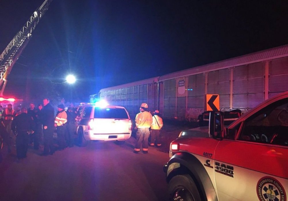 Пассажирский поезд столкнулся с грузовым в США: 70 человек ранены, двое погибли